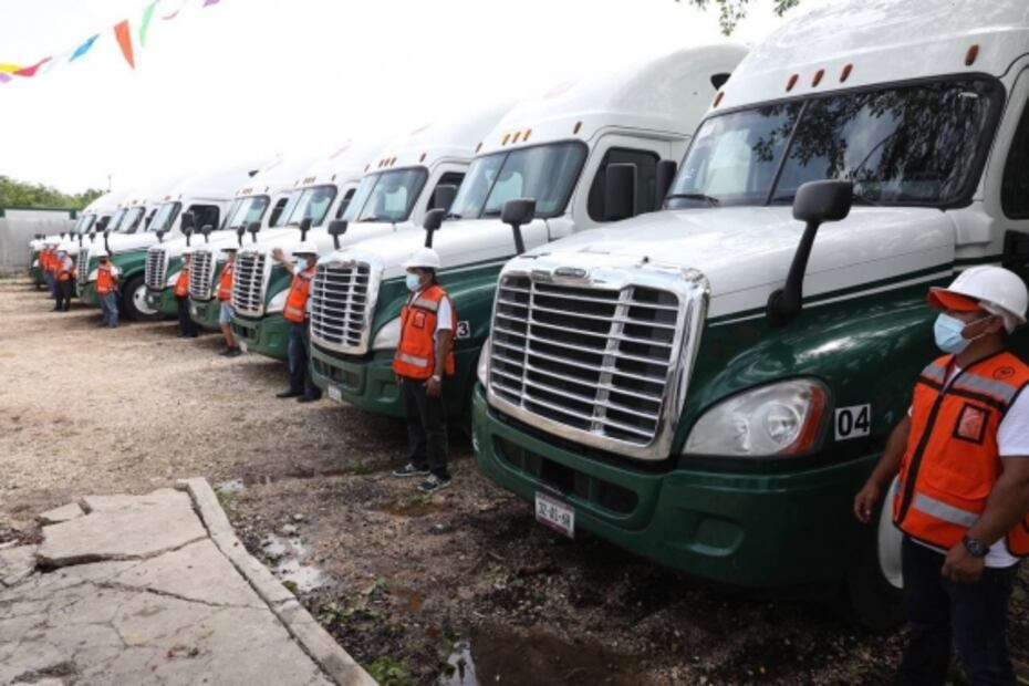 Gobernador de Yucatán supervisa vehículos para obras del Tren Maya