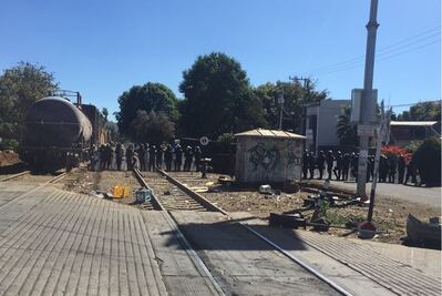 Gresca entre pobladores y policías en Caltzontzin, Michoacán