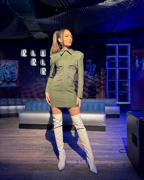 R’Bonney Nola, la nueva Miss Universo, enseña cómo llevar elegantes minifaldas en invierno con estos 3 looks