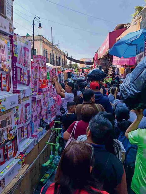 Entre decenas de juguetes y vendedores, los papás buscan algún modelo en específico. Foto: Diego Simón Sánchez / EL UNIVERSAL
