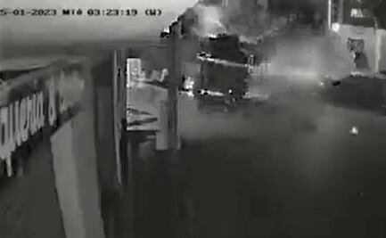 Microbús sin control se estrella contra camioneta y casa en Naucalpan: VIDEO