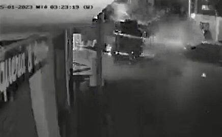 Microbús sin control se estrella contra camioneta y casa en Naucalpan: VIDEO