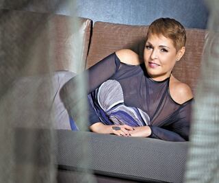 Antes de firmar, Lupita D'Alessio pasa con el médico