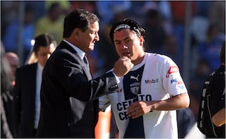 El día que Enrique "Ojitos" Meza retó a golpes a Juan Carlos Cacho, su jugador en el Pachuca