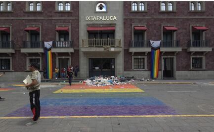 Recolectores de basura bloquean vialidades de Ixtapaluca, Edomex; tiran desechos frente a palacio de gobierno