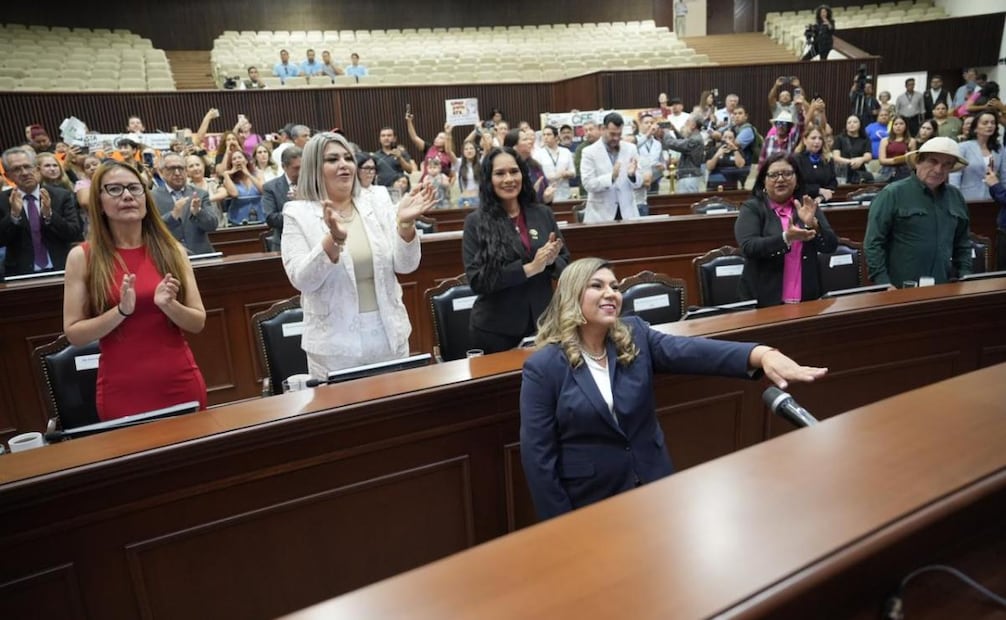 Congreso de Sinaloa toma protesta a Mirna Luz Lora; ocupará la curul de María Teresa Guerra.
Foto: Especial.