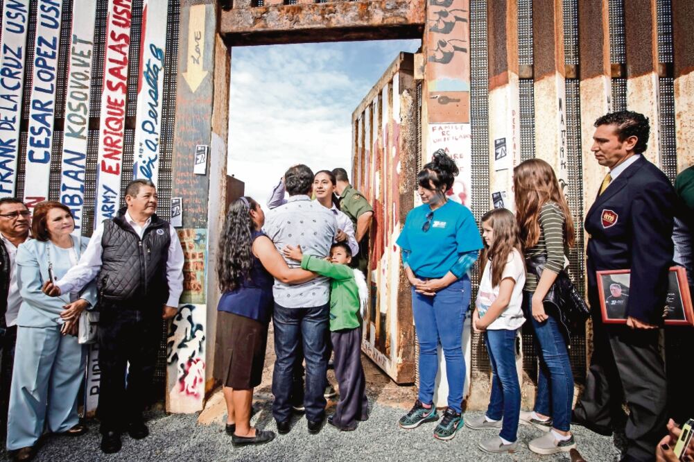 En el marco del Día Universal del Niño, que se conmemora hoy, se abrió la Puerta de la Esperanza, para que seis familias separadas debido a su situación migratoria se volvieran a unir... por unos instantes (CHRISTIAN SERNA. CUARTOSCURO.COM)