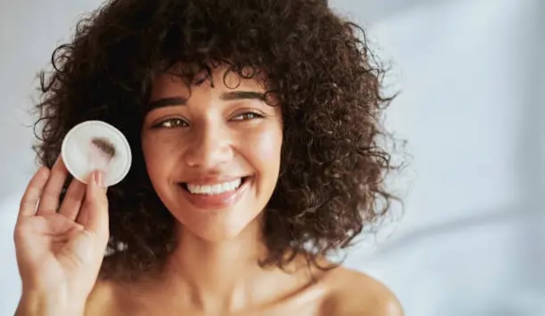 Retira tu máscara waterproof gentilmente y lava tu cara para eliminar rastros de maquillaje. Foto: Unsplash