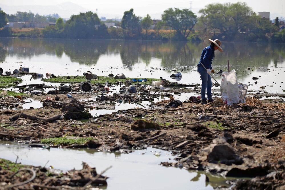 En la jornada de limpieza de la laguna de La Piedad se retiraron desechos como pet, llantas, cubetas, ropa, zapatos y hasta televisiones. Foto: Carlos Mejía / EL UNIVERSAL