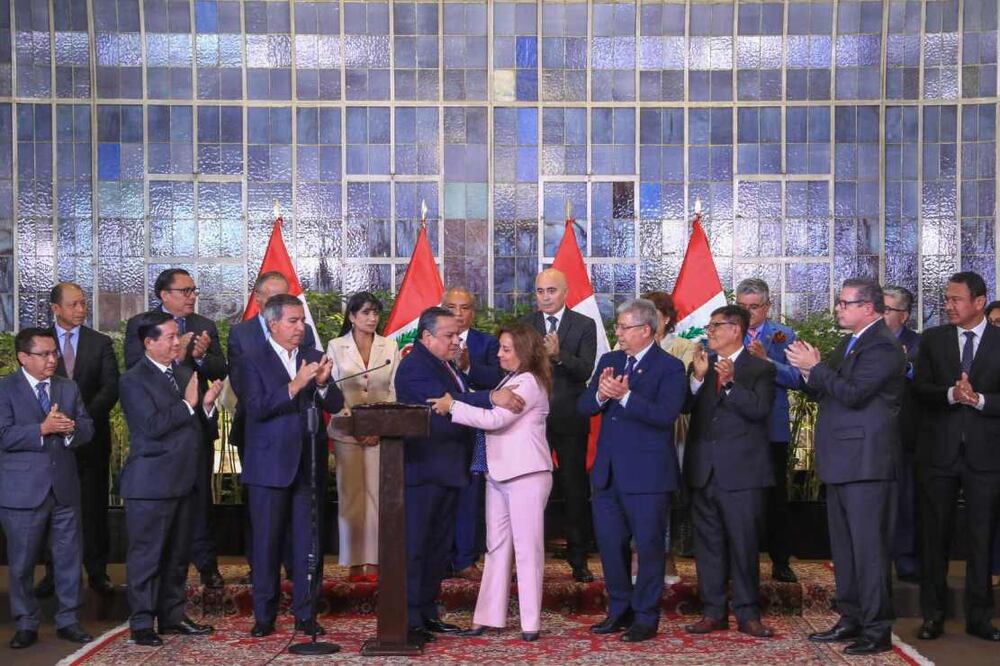 Según el diario peruano "El Comercio", la renuncia de Adrianzén implica la salida de todos los ministros para que la Presidenta Dina Boluarte conforme a un nuevo equipo de trabajo. Foto: Facebook @PCMPERU