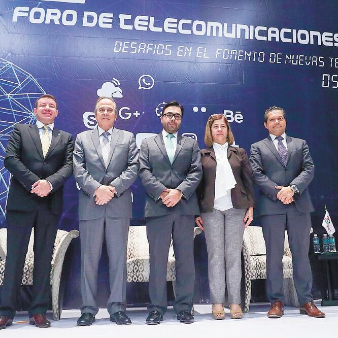 Durante el Foro de Telecomunicaciones 2019, Gabriel Contreras (centro), presidente del IFT, expuso que todas las autoridades del país están obligadas a hacer necesario que la conectividad a internet sea un derecho efectivo. DIEGO S. SÁNCHEZ. EL UNIVERSAL