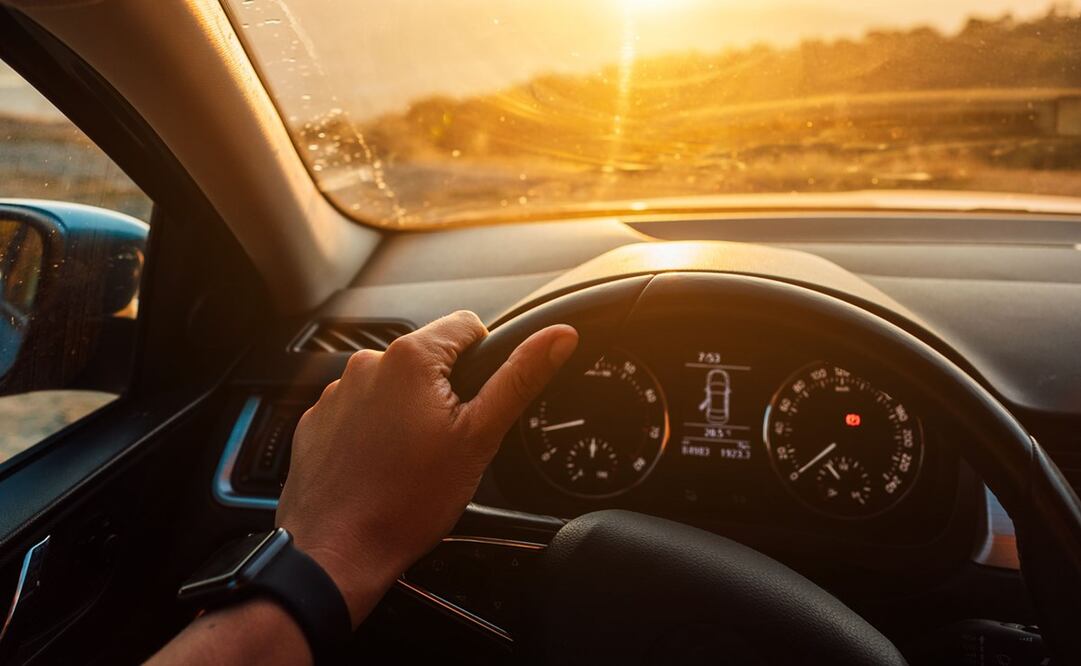 Ten cuidado por si el eclipse solar te agarra detrás del volante. Foto: Freepik