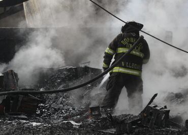 Locatarios afectados por incendio en Central de Abastos de Toluca tienen pérdidas al 100%