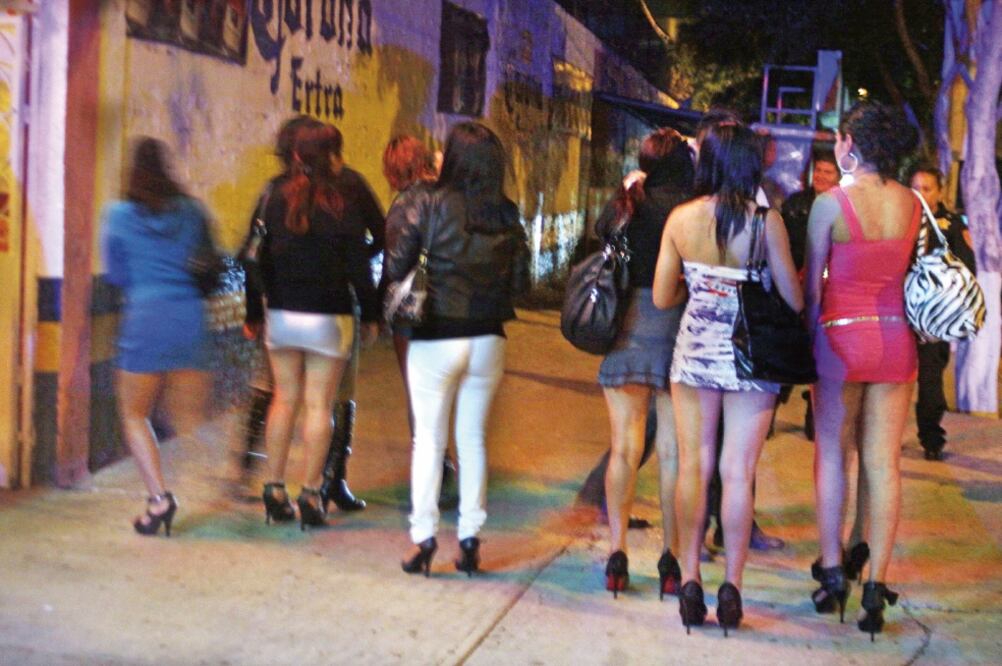 Expertos advierten que el gobierno suele perseguir abiertamente a las mujeres que se dedican a la prostitución, sin detenerse a observar a los clientes como parte del problema. (FOTOS: ARCHIVO EL UNIVERSAL)