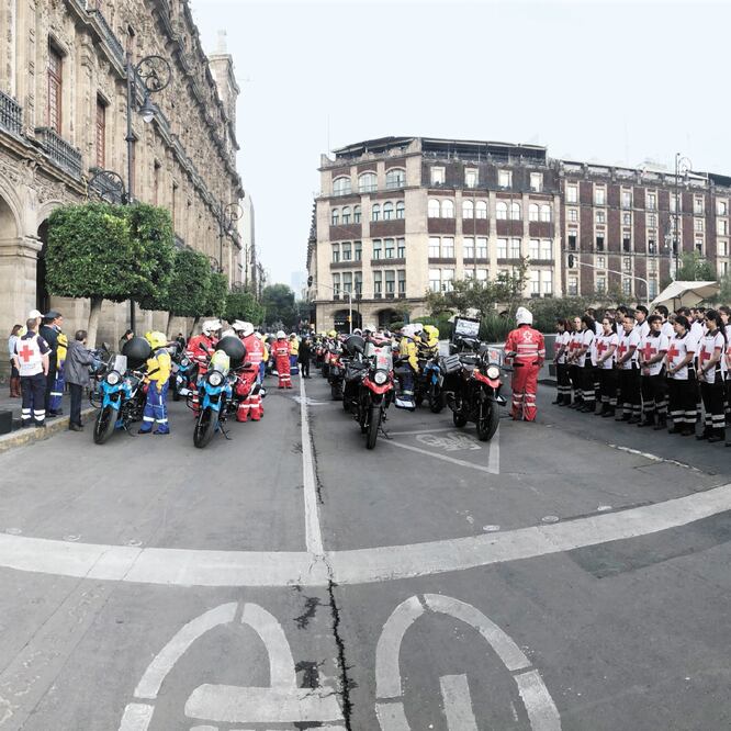 Autoridades capitalinas dieron banderazo de salida a las motocicletas equipadas con desfibrilador, equipo de oxígeno y kit de primeros auxilios. NOTIMEX