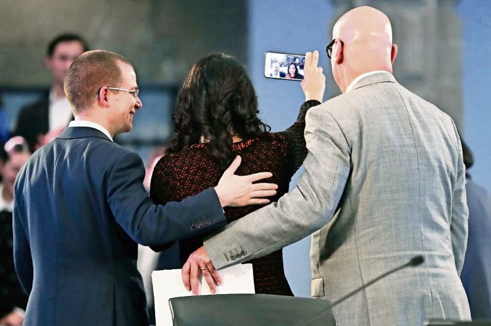 Líderes del PAN, Ricardo Anaya; del PRD, Alejandra Barrales; y de MC, Dante Delgado, escucharon críticas ciudadanas (LUCÍA GODINEZ. EL UNIVERSAL)