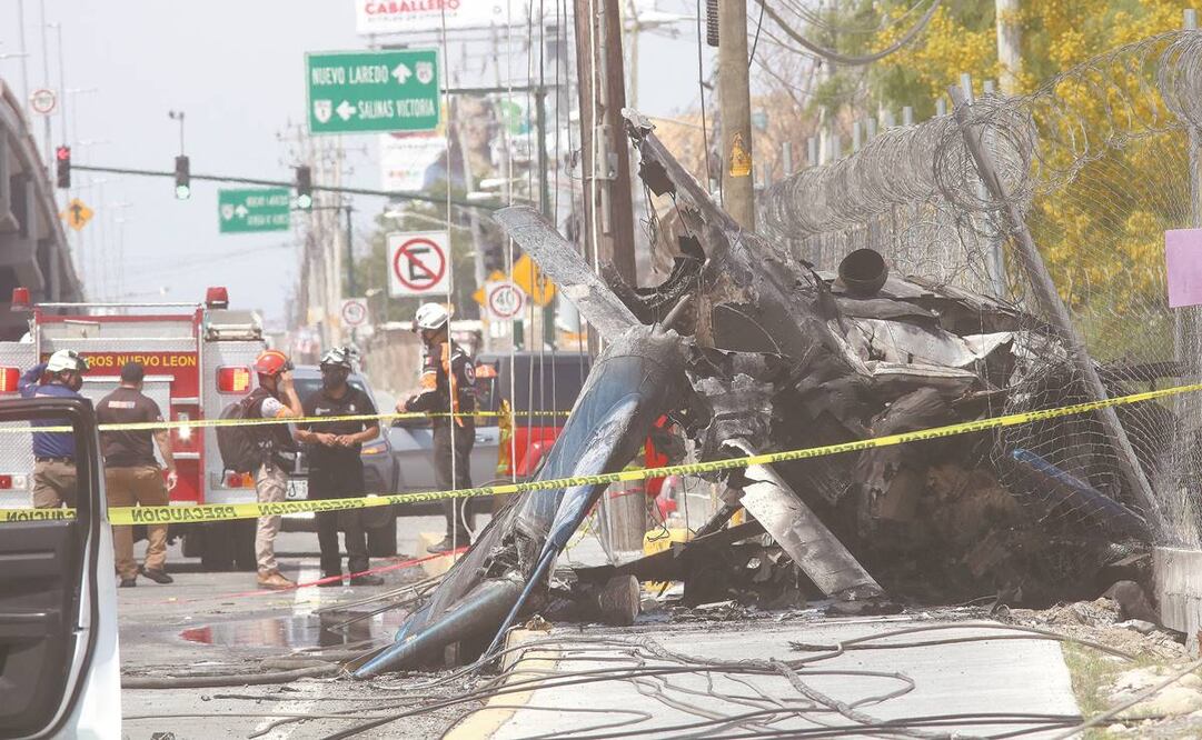 Corporaciones de auxilio y seguridad acudieron al sitio del accidente para brindar apoyo, sofocar el fuego y acordonar la zona. Foto: Emilio Vásquez/ El Universal.