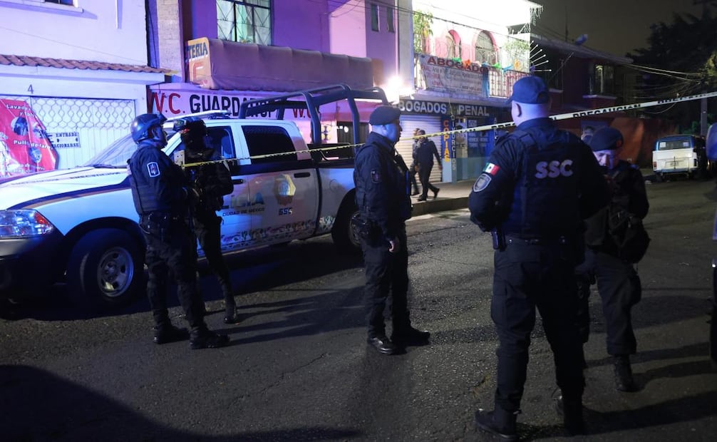 Asesinan a tres hombres en las inmediaciones del Reclusorio Norte; responsables del triple homicidio se dan a la fuga.
Foto: Valente Rosas/ EL UNIVERSAL