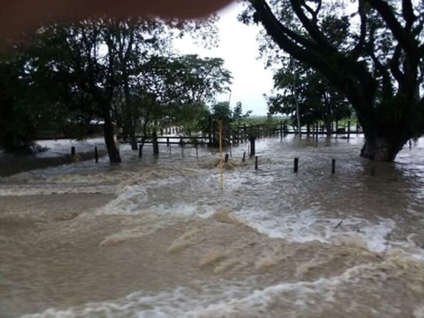  Frente frío deja carreteras dañadas y desbordamiento de un río en Tabasco