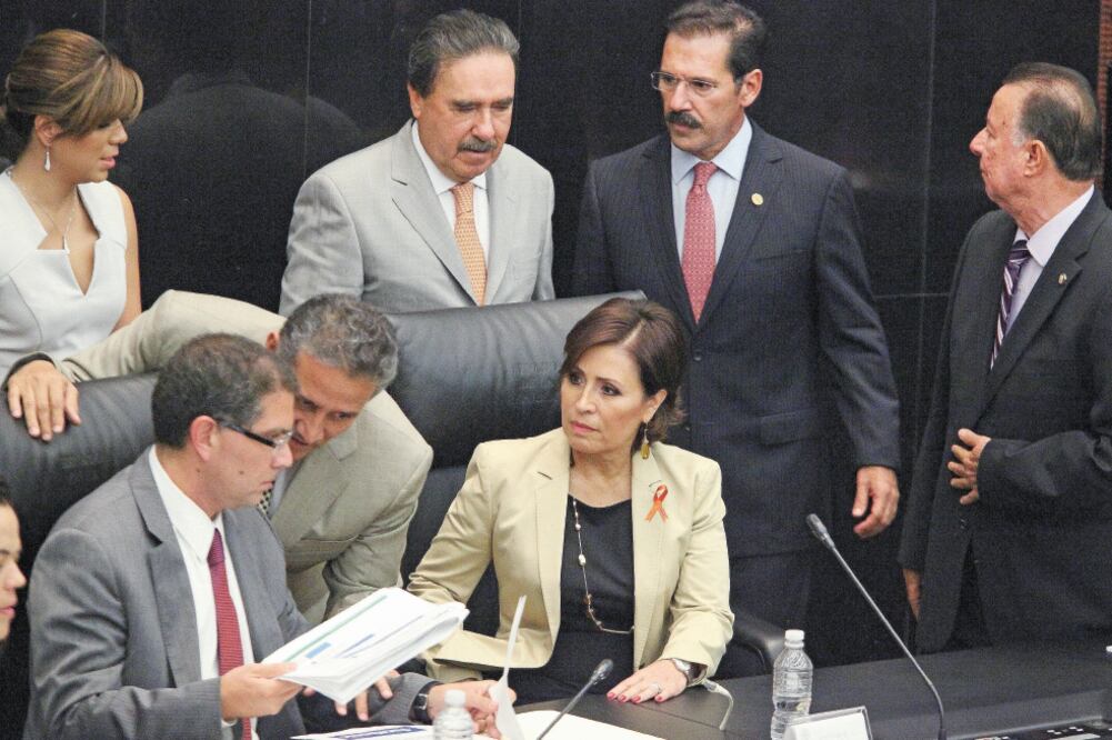 Rosario Robles, titular de Desarrollo Social, durante su comparecencia ante la Comisión Permanente del Congreso. A su lado los senadores Armando Ríos Piter, Arturo Zamora, Emilio Gamboa, Jesús Casillas y Daniel Amador (LUCIA GODINEZ. EL UNIVERSAL)