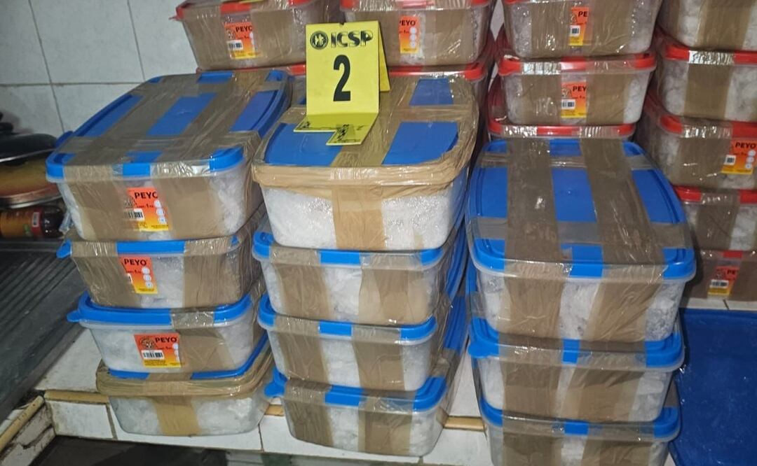 Autoridades aseguraron 40 recipientes de plástico que contenían cristal, con un peso aproximado a los cien kilogramos. Foto: Especial