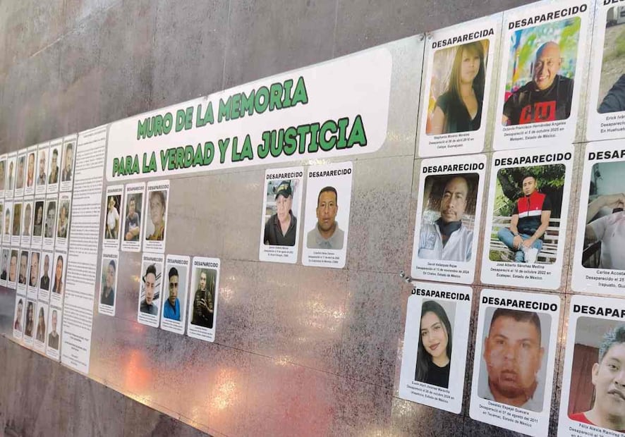 Colectivas de madres y familias buscadoras reinstalaron el Muro de Memoria en instalaciones de la FGJ. Foto: Fabián Evaristo / EL UNIVERSAL