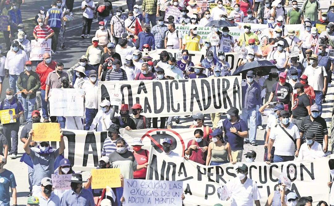 Manifestantes en San Salvador rechazaron el bitcoin como moneda de curso legal y el autoritarismo. Foto: Stanley Estrada. AFP
