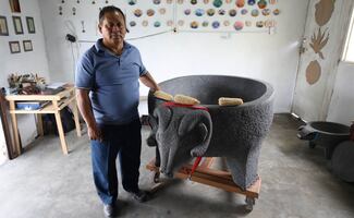Artesanos de Puebla resisten el abandono; colectivo busca salvar el labrado de piedra volcánica