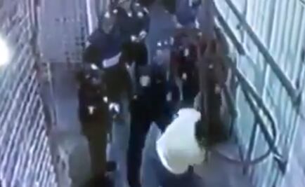 Captan en video cómo policía da puñetazos a mujeres en tianguis de CDMX