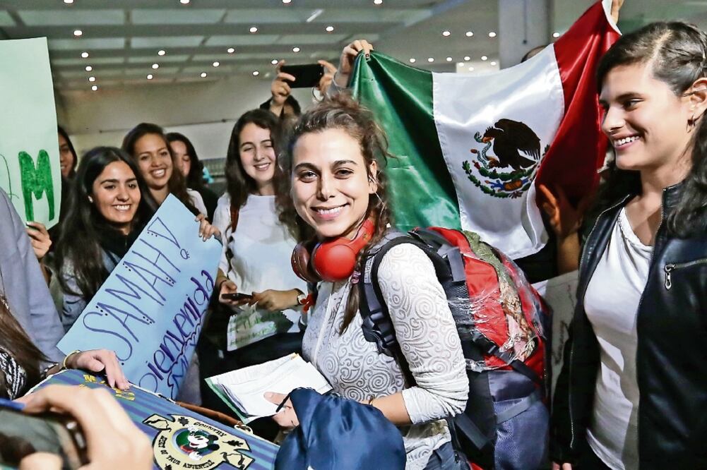 Carteles que tenían escrito: “Mi casa es la tuya”, #EnMexicoSiSePuede, #AquiNoHayMuros, fue lo primero que vio la joven a su arribo. (BERENICE FREGOSO. EL UNIVERSAL)