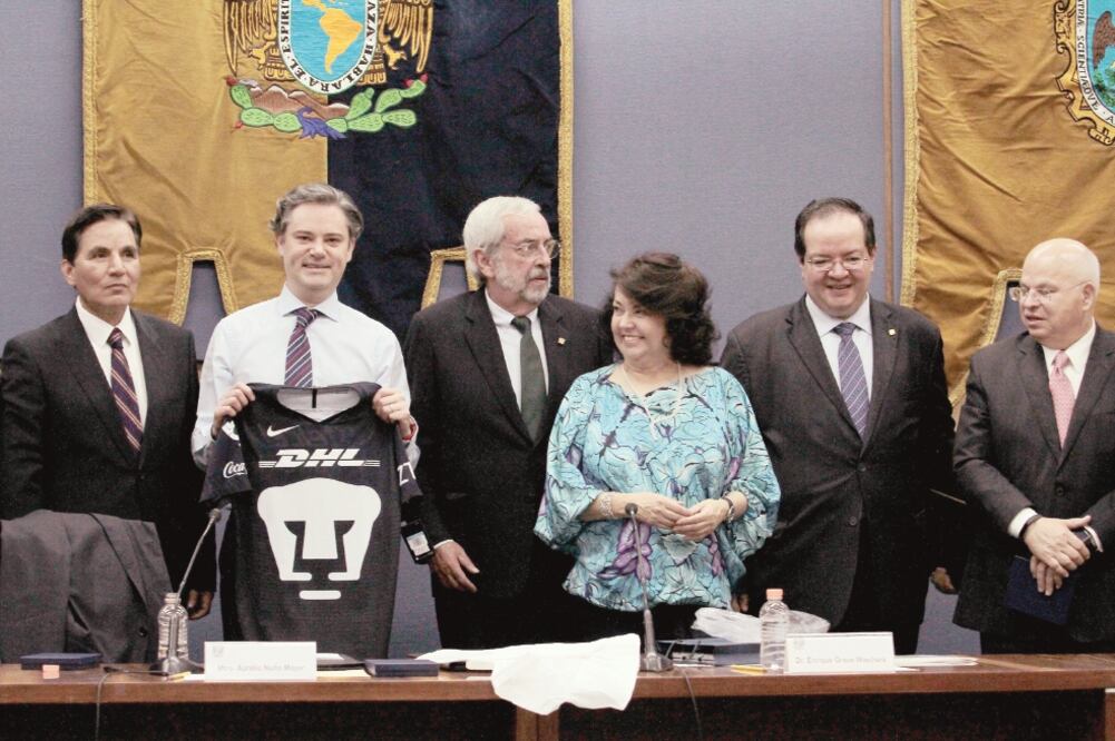 El titular de la SEP, Aurelio Nuño (segundo de izq. a der.), acompañado por el rector de la UNAM, Enrique Graue y su mamá, Leticia Mayer Celis (NOTIMEX)