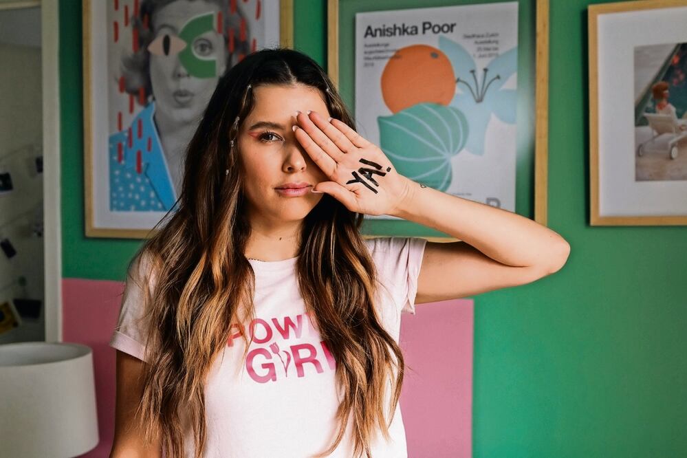 Interpreta a una joven que acaba de terminar con su novio y no va bien en el trabajo, por lo que decide adentrarse a las redes sociales. Foto: Pirexia