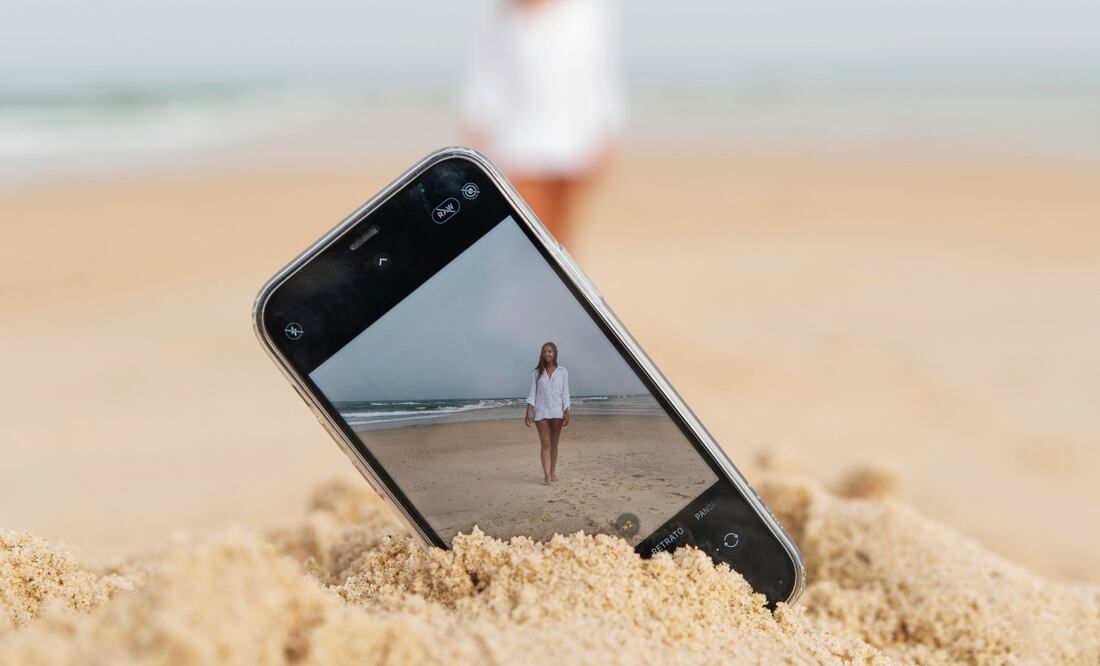 Toma en cuenta estas recomendaciones si vas a viajar a la playa y planeas usar tu iPhone. Foto: Freepik