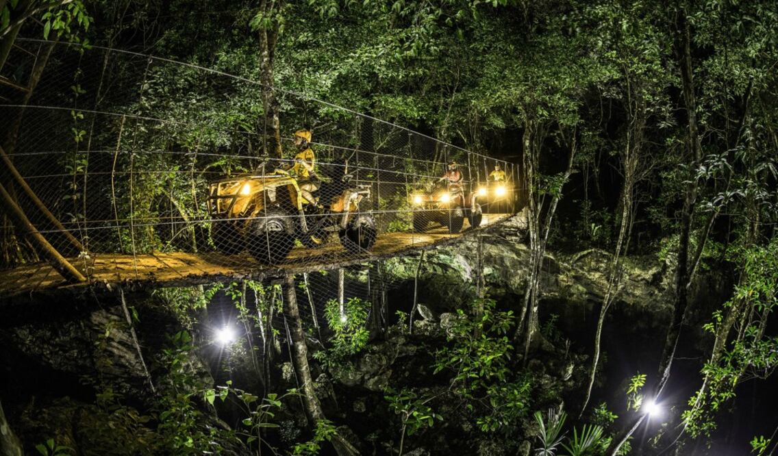 El tour nocturno de la Riviera Maya comienza con un paseo en cuatrimotos, sigue con tirolesas y termina en un cenote. (Foto: Cortesía Alltournative)
