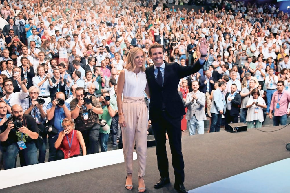Pablo Casado y su esposa Isabel Torres Orts, después de que él fuera elegido nuevo líder de la derecha española, como presidente del Partido Popular, en sustitución de Mariano Rajoy. (JAVIER BARBANCHO. REUTERS)