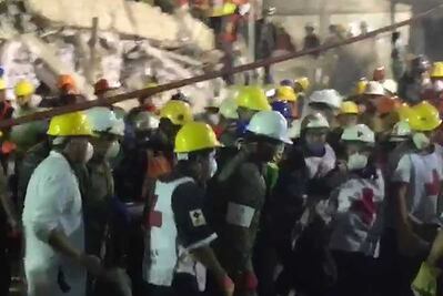 Rescatan cuerpos de fábrica textil