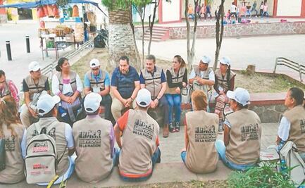 Sin vacuna, siervos de la 4T sondean a adultos mayores