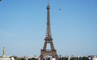 La Torre Eiffel crece 10 centímetros por altas temperaturas en Europa: ola de calor genera fenómeno físico, aquí te explicamos