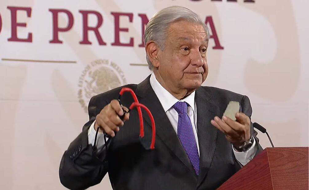 AMLO señala que los normalistas lanzaron una piedra de río para quebrar los vidrios de Palacio Nacional. Foto: captura de pantalla