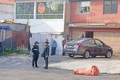 Familia se opone a robo de auto y ladrones los balean