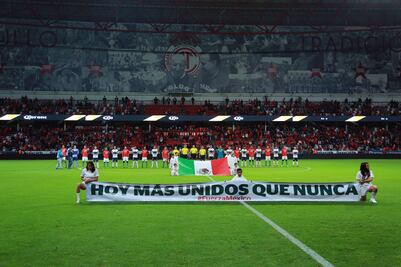 Equipos homenajean a víctimas del sismo