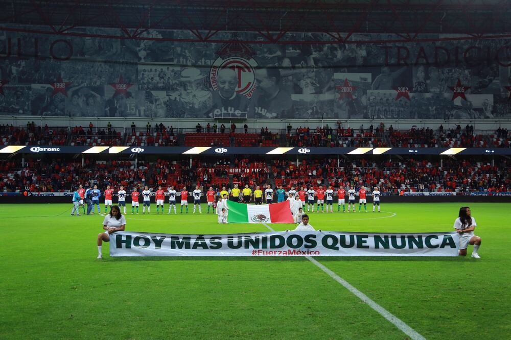Imago7. Jugadores de Pumas y de Toluca en apoyo a las víctimas del sismo del 19 de septiembre