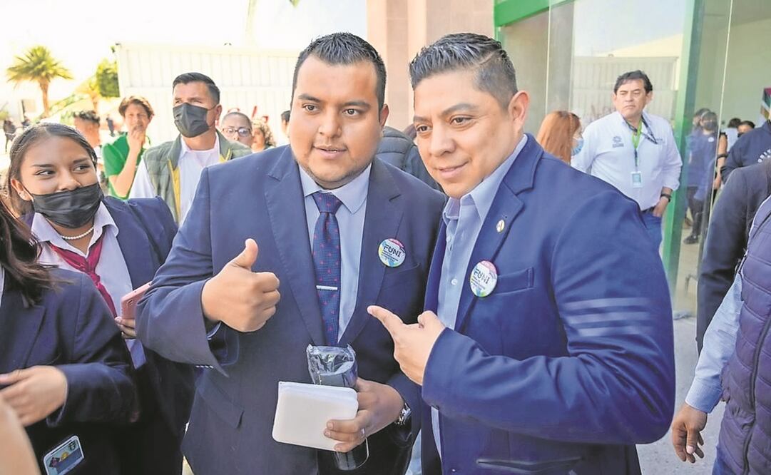 El mandatario estatal saludó y se tomó fotos con jóvenes que asistieron a la Feria de Universidades Iteractivas. Foto: ESPECIAL