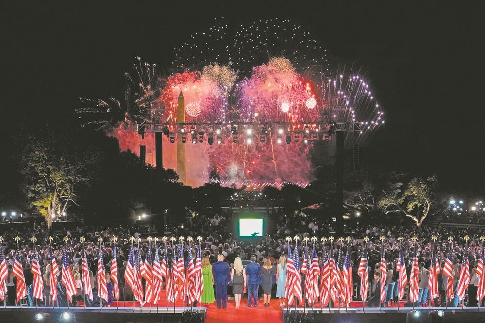 El presidente Donald Trump aceptó ayer la nominación del Partido Republicano, con un discurso pronunciado en el jardín sur de la Casa Blanca ante alrededor de mil 500 personas, casi todas sin cubrebocas y sin la distancia adecuada. Foto: DOUG MILLS. AFP