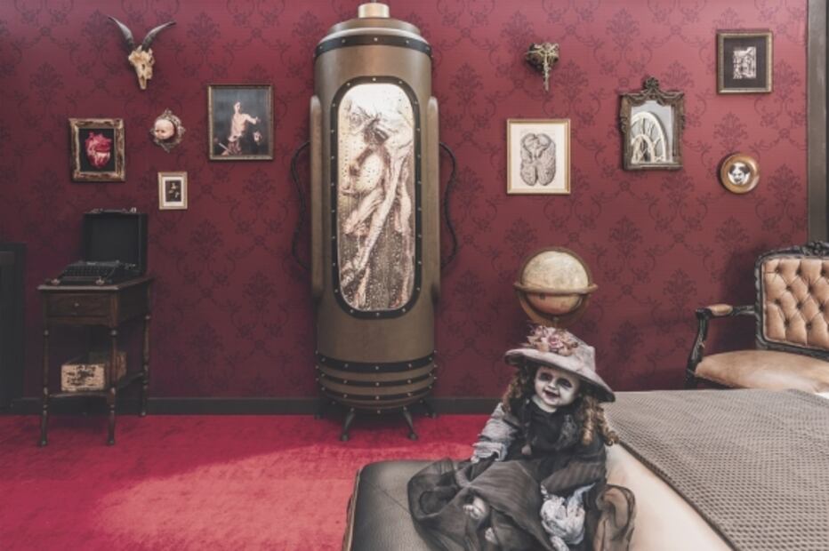 Pasa una noche en la Monster Suite inspirada en la expo de Guillermo del Toro