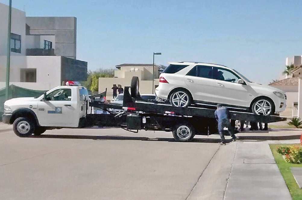 Durante el cateo en el domicilio de José Arturo Dagnino Acuña, autoridades decomisaron una camioneta (Especial)