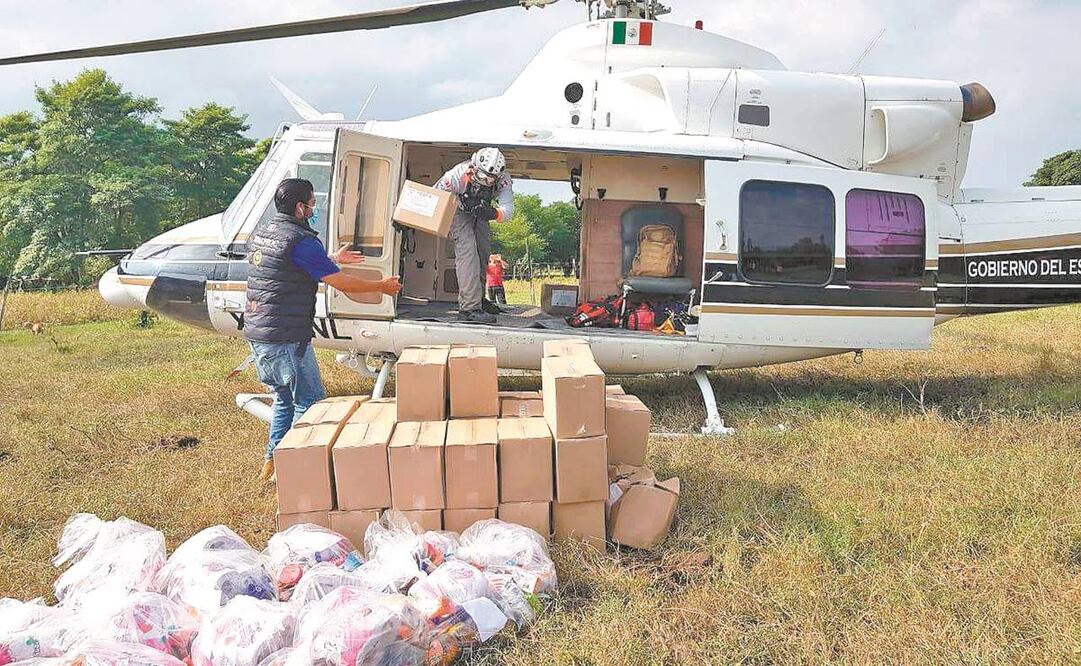 Autoridades estatales, federales y la Semar realizan sobrevuelos para identificar las zonas aisladas por las inundaciones y así entregar víveres a los pobladores. El gobernador dio a conocer que se rendirá un informe sobre los apoyos. Foto: ESPECIAL