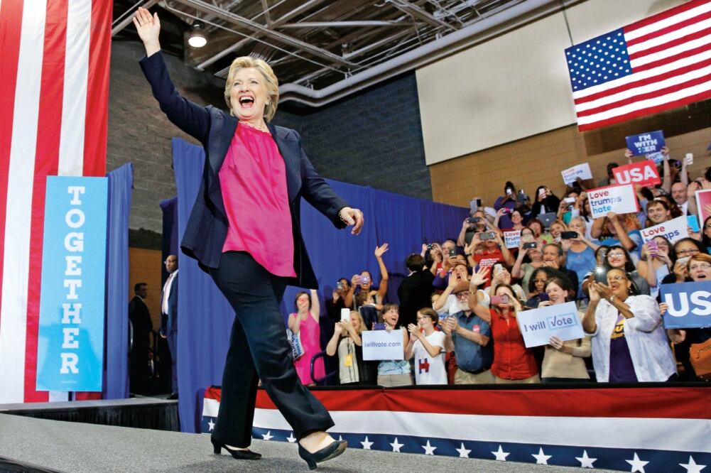La candidata presidencial demócrata Hillary Clinton, durante el mitin que realizó ayer en Raleigh, Carolina del Norte (BRIAN SNYDER. REUTERS)