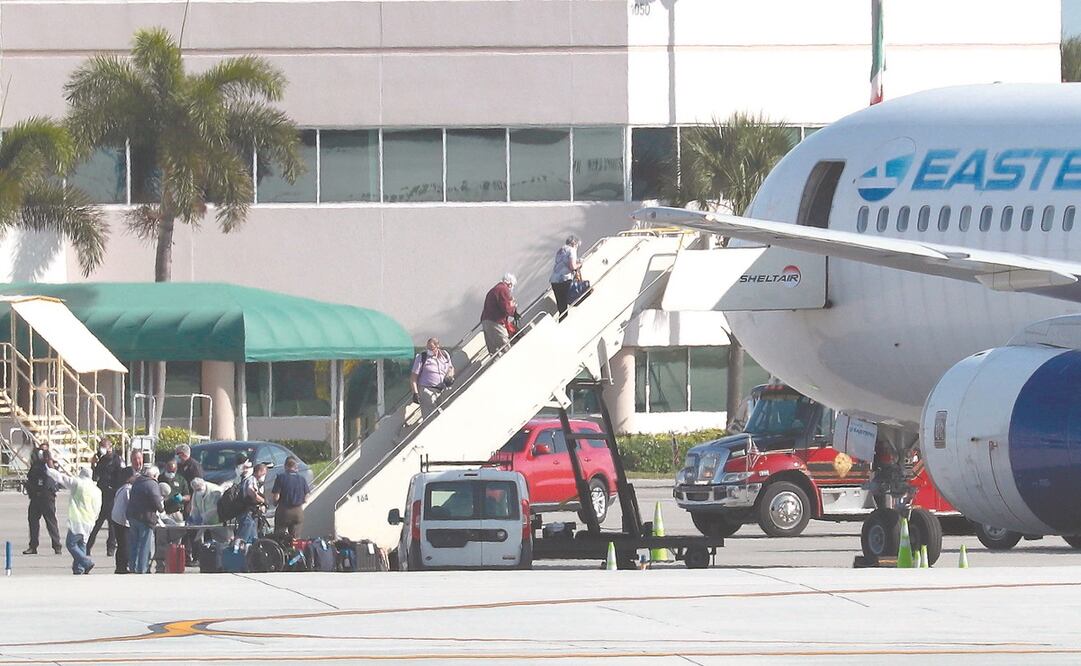 Pasajeros que desembarcaron de los cruceros Rotterdam y Zaandam se alistan para viajar en un vuelo chárter, en el Aeropuerto Internacional de Fort Lauderdale-Hollywood. Foto: WILFREDO LEE. AP