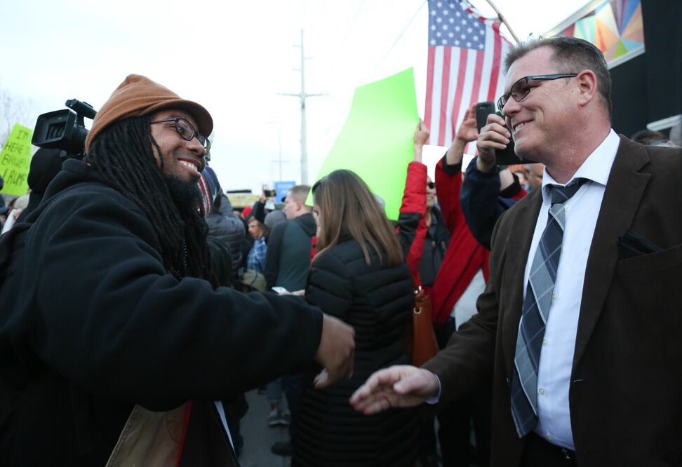 Fotografía de archivo del 18 de marzo de 2016 muestra a Ricky Wilkens, izquierda, uno de los delegados  líderes de la protesta "Boten a Trump"  (Foto: AP)
